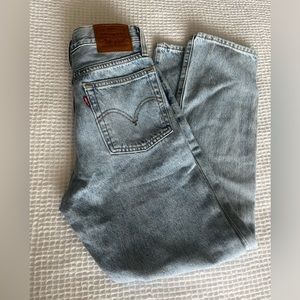 NWOT Levi’s light wash Wedgie Straight Button Fly Size 24